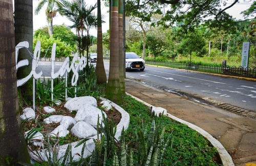 Ciudad Jardin Casa | Charming 1-bedroom house with AC, TV, bathroom, WiFi, pool, parking, camara