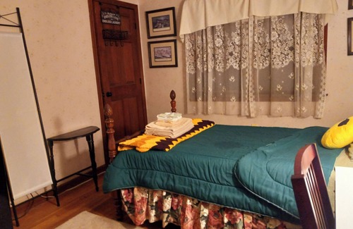 Freetown Casa | Charming 1-bedroom in serene Freetown with WiFi, AC