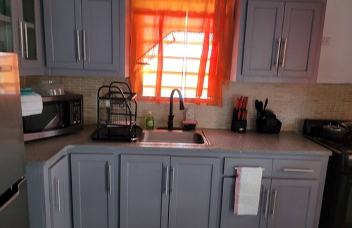 Saint John Parish Apartamento | Charming 1 bedroom studio with WiFi, AC in peaceful St. Johns. We have 2 x 1 bed