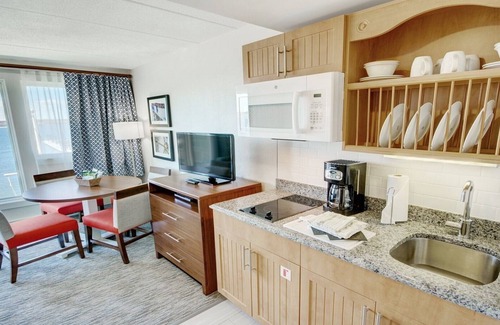 Yachting Village Hotel | Charming 1-bedroom unit with kitchenette in the heart of Newport on the marina!