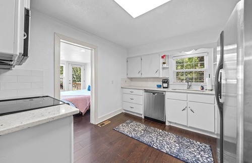 Lake Hamilton Cabaña | Charming 1-bedroom COZY COTTAGE on Lake Hamilton in Hot Springs AR