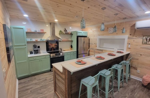 Battletown Cabina | Charming 1-bedroom cabin on Little Blue River.