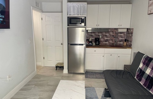 Eisenhower Casa | Charming 1-bedroom 1 bathroom suite with AC, WiFi in Lehigh Acres
