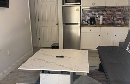 Eisenhower Casa | Charming 1-bedroom 1 bathroom suite with AC, WiFi in Lehigh Acres