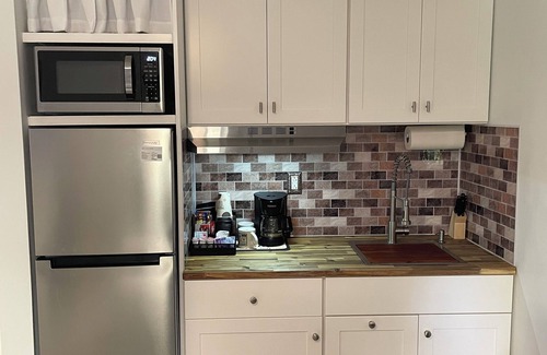 Eisenhower Casa | Charming 1-bedroom 1 bathroom suite with AC, WiFi in Lehigh Acres