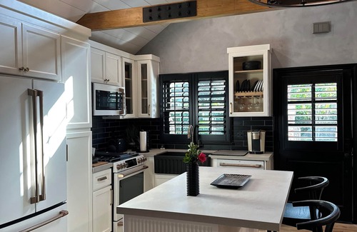Van Nuys Cabaña | Charming 1-bedroom cottage in lovely Van Nuys with WiFi, AC.