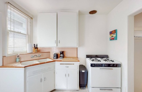 Ocean Park Casa | Charming 1 Bedroom Santa Monica Cottage 3 Blocks to beach!!