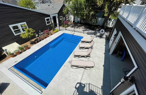South Haven Cabaña | Charming 1-bedroom cottage WiFi and AC, Beach, Pool, Fireplace Pool Table, Ping