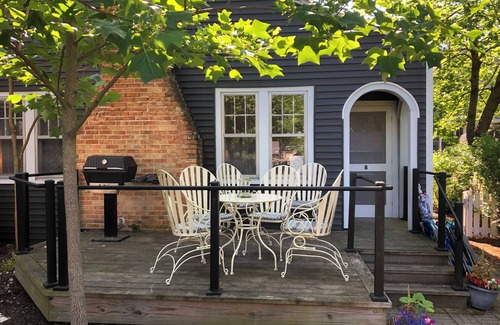 South Haven Cabaña | Charming 1-bedroom cottage WiFi and AC, Beach, Pool, Fireplace Pool Table, Ping