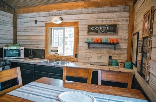 Bonner County Casa | Charming 1-bedroom house with AC, WiFi in Spirit Lake at The Venue at the Reed's