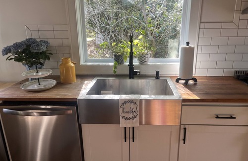 Stony Brook Cabaña | Charming 1 bedroom Stony Brook cottage -walking distance to village & university