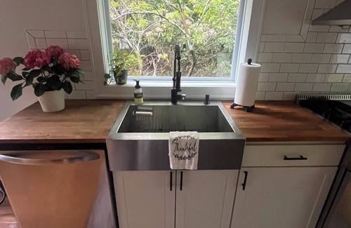 Stony Brook Cabaña | Charming 1 bedroom Stony Brook cottage -walking distance to village & university