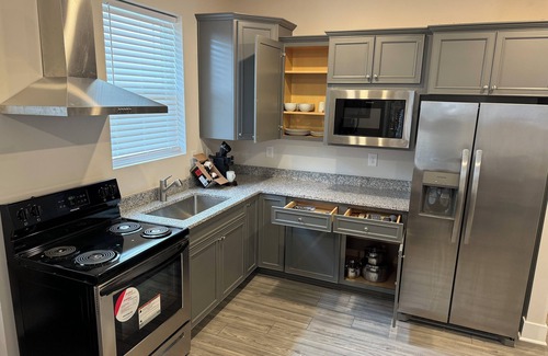Waldorf Casa | Charming 1-bedroom house in White Plains with AC, fitness room, WiFi