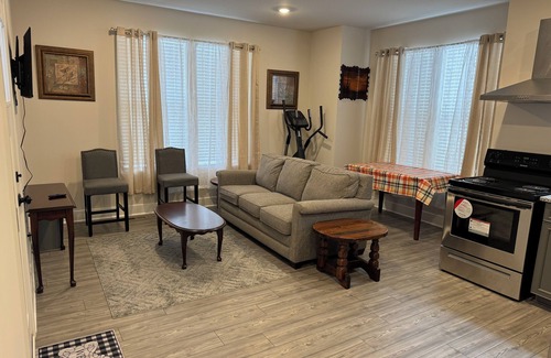 Waldorf Casa | Charming 1-bedroom house in White Plains with AC, fitness room, WiFi