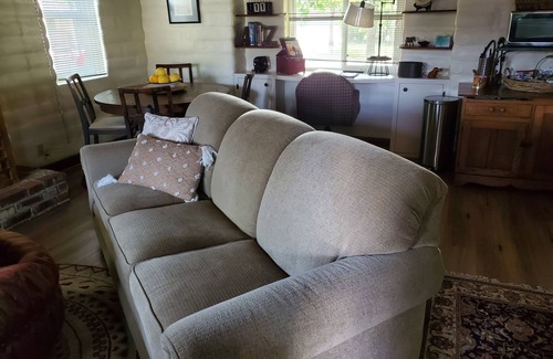 Raisin Cabaña | Charming 1-bedroom, wood ceiling adobe cottage in Fresno, WiFi, AC, fitness room