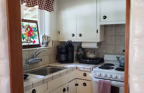 Raisin Cabaña | Charming 1-bedroom, wood ceiling adobe cottage in Fresno, WiFi, AC, fitness room