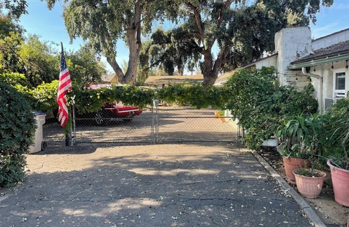 Raisin Cabaña | Charming 1-bedroom, wood ceiling adobe cottage in Fresno, WiFi, AC, fitness room