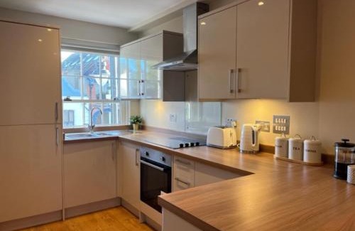 Runnymede Apartamento | Charming 1 BR apt in town centre
