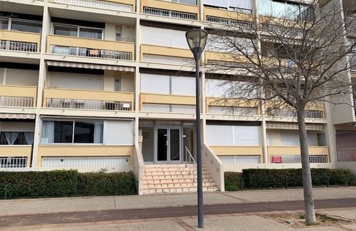 Balaruc-les-Bains Apartamento | Apartamento cerca del Etang y Termas con Balcón, Wi-Fi, y Aparcamiento Privado