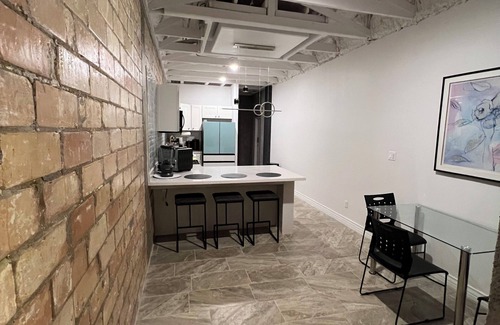 Harlingen Apartamento | Charming 1200 sq ft studio in Downtown Harlingen with a Speakeasy feel, a Gem