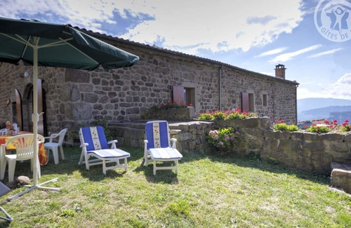 Burdignes Cabaña | Casa rural de 60 m²: chimenea, jardín, terraza, cerca de VTT y esquí, wifi y tranquilidad