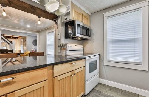 Salem Casa | Charming 1825 Farmhouse Near Boston & Canobie Lake