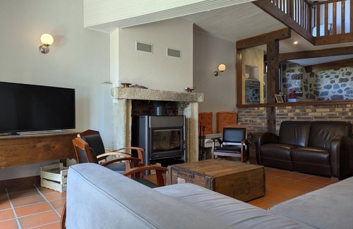 Arsac-en-Velay Cabaña | Casa histórica con jardín en plena naturaleza, cerca de Puy-en-Velay, ideal para familias.