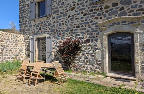 Arsac-en-Velay Cabaña | Casa histórica con jardín en plena naturaleza, cerca de Puy-en-Velay, ideal para familias.