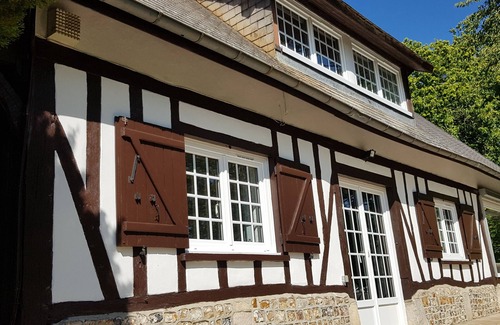 Broglie Casa | Encantadora casa de Normandía del siglo XVIII junto al río a 150 km de París