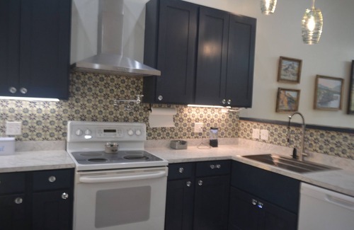 Alex Casa | Charming 1908 historical bldg sleeps five, vintage furnishing, city park, .