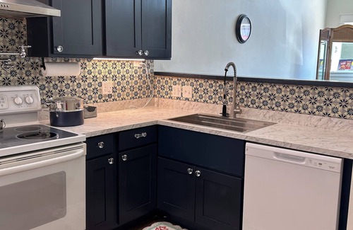 Alex Casa | Charming 1908 historical bldg sleeps five, vintage furnishing, city park, .