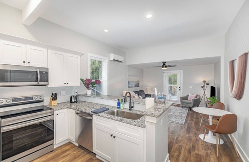 Fuquay-Varina Condominio | Charming 1910 Luxury Condo in Downtown Fuquay - Steps to Parks & Eateries