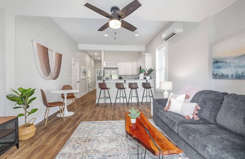 Fuquay-Varina Condominio | Charming 1910 Luxury Condo in Downtown Fuquay - Steps to Parks & Eateries