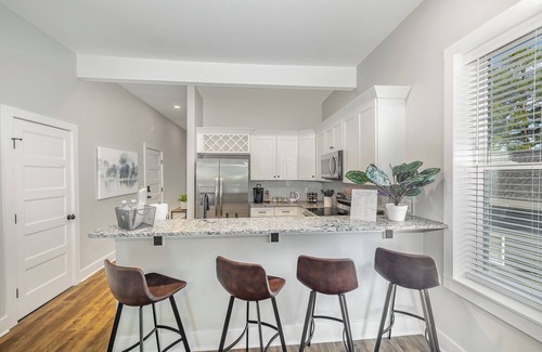 Fuquay-Varina Condominio | Charming 1910 Luxury Condo in Downtown Fuquay - Steps to Parks & Eateries