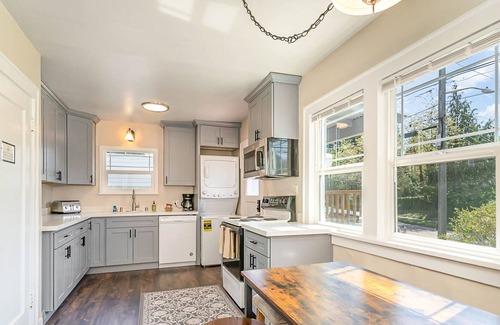 Wallingford Casa | Charming 1920s home in a prime location with W/D, AC, and water access