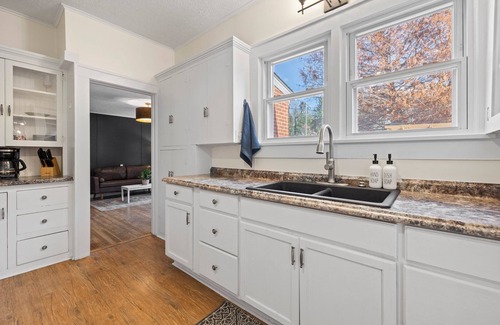 Hendersonville Casa | Charming 1930s bungalow in Hendersonville, NC- book today!