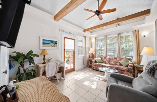 Pass-a-Grille Cabaña | 1930 Gulfside encanto bungalow en español Triplex