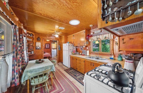 Idyllwild Cabaña | Charming 1937 Vintage Cottage 2 dormitorios / baños, (para 4) a pie de la ciudad / arroyo