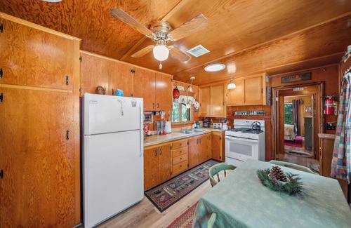 Idyllwild Cabaña | Charming 1937 Vintage Cottage 2 dormitorios / baños, (para 4) a pie de la ciudad / arroyo