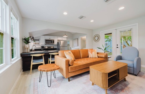 Tavares Casa | Charming 1950's Bungalow with hot tub walking distance to lake Dora!