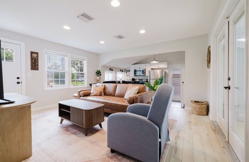 Tavares Casa | Charming 1950's Bungalow with hot tub walking distance to lake Dora!
