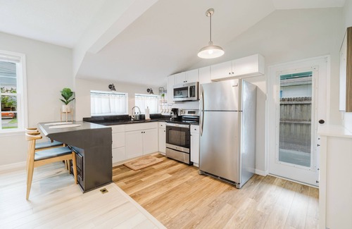 Tavares Casa | Charming 1950's Bungalow with hot tub walking distance to lake Dora!