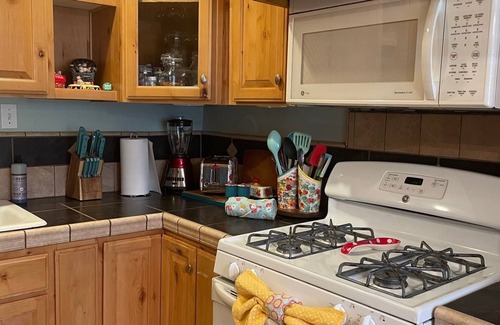 Auburn Casa | Charming 1950's Bungalow for 5