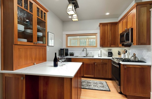 Newberg Casa | Charming 19th Century Craftsman in the Heart of Wine Country