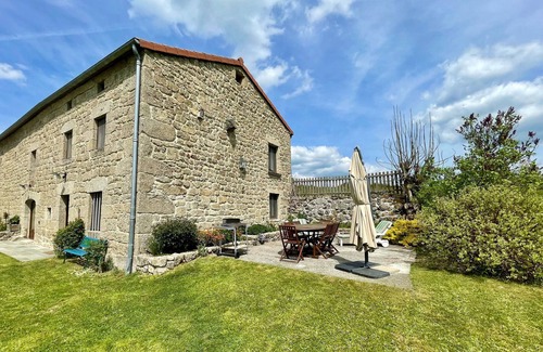 Saugues Cabaña | Encantadora casa rural del siglo XIX en el corazón de la Margeride, ideal para familias y senderistas.