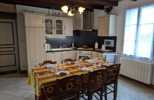 Saint-Angeau Cabaña | Alquiler Rural: Casa independiente con jardín, WiFi, bicicletas y chimenea en entorno tranquilo.