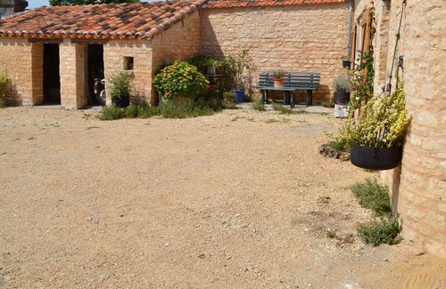 Saint-Angeau Cabaña | Alquiler Rural: Casa independiente con jardín, WiFi, bicicletas y chimenea en entorno tranquilo.