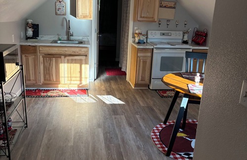 Knik-Fairview Casa | Charming 1bfd 1bth apartment in a custom home on golf course! Play for free!