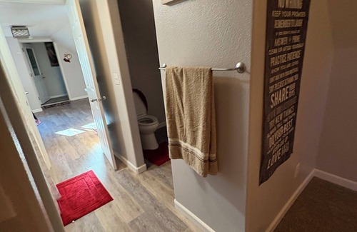 Knik-Fairview Casa | Charming 1bfd 1bth apartment in a custom home on golf course! Play for free!