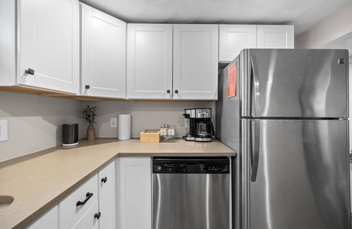 Reading Apartamento | Charming 1BR apt -close to public transit -has parking -30min drive to BOS/Salem